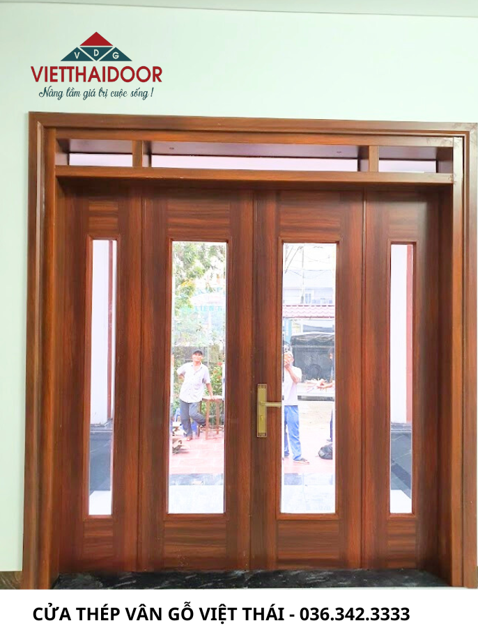 Cửa thép vân gỗ kết hợp kính thêm thông thoáng